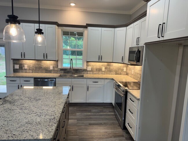 Building Photo - Modern 3-bed/2-bath!