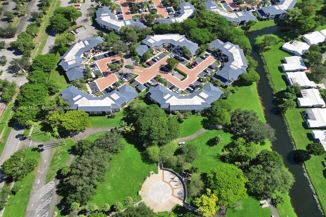 Building Photo - 8137 NW 17th Manor