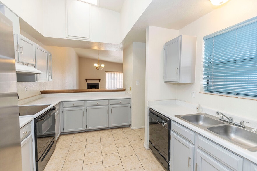 Building Photo - 3030 Hillrise Dr