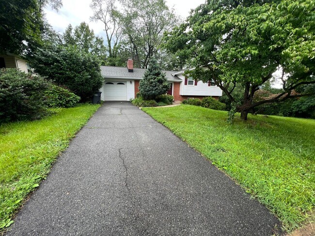 Building Photo - Single Family home in Alexandria- Minutes ...