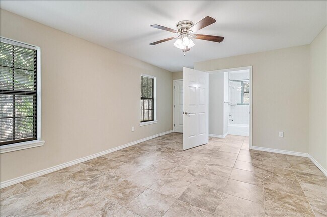 Building Photo - 2111 E Lott Ave