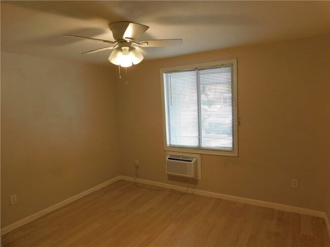 Building Photo - 522 7th Pl