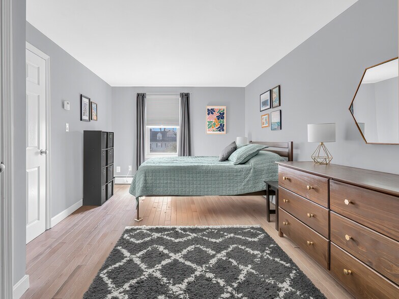 Building Photo - 32 Hamlin Ave