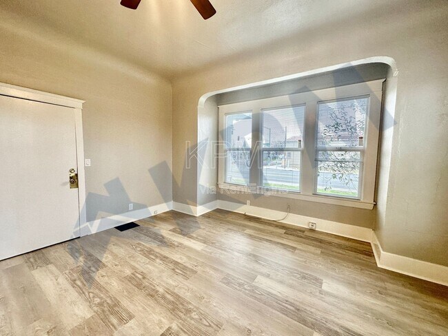 Building Photo - 121 E Lockeford St