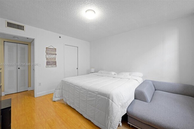 Building Photo - 19555 E Country Club Dr