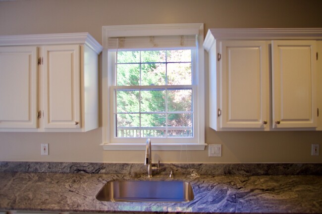 Building Photo - Dunwoody Living at Its Best – Spacious 4BR...