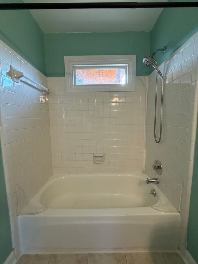 Building Photo - For Rent - Split Level Brick Home in South Nashville with Garage