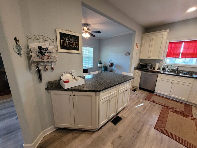 Building Photo - Beautiful & Spacious 4 bedroom, 2.5 bath h...
