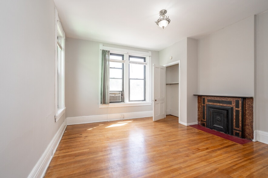 Bedroom is very large - 120 Lyon St