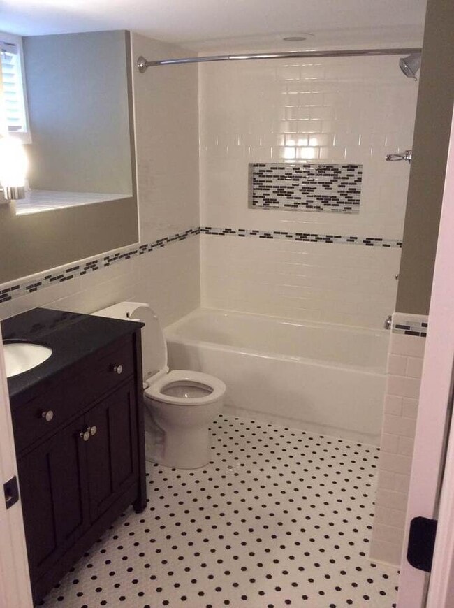 Building Photo - ***MOVE IN SPECIAL*** 2 WEEKS FREE Beautifully Remodeled 1 Bedroom / 1 Bath Unit in the Heart of ...