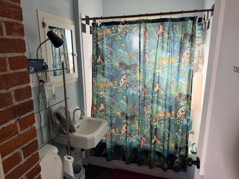 Building Photo - 412 6th Ave