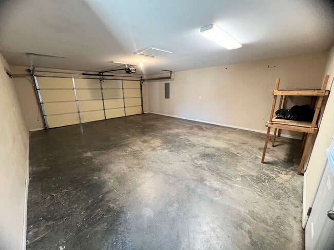 Building Photo - Newly Renovated Fenced Home Close to FLW!