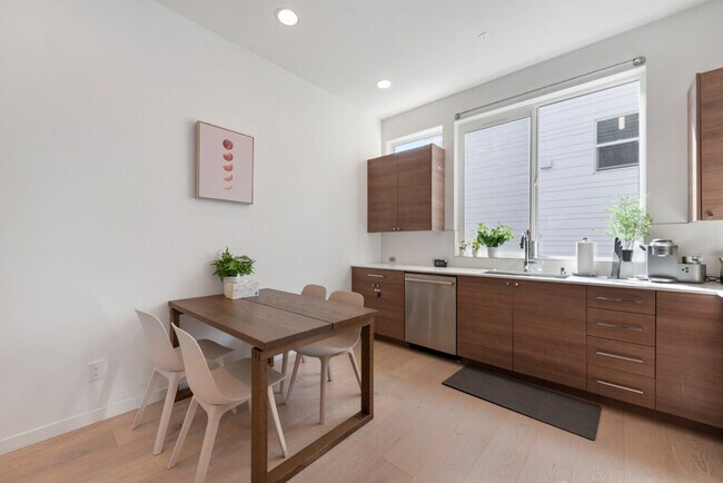 Building Photo - 1505 E Spruce St