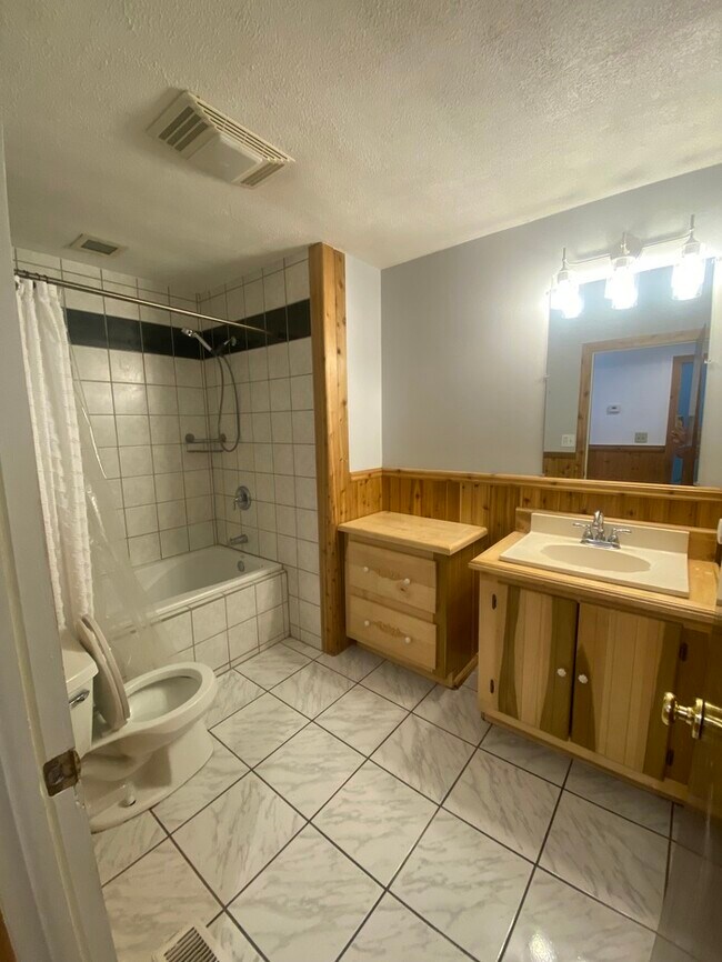 Building Photo - Secluded 4 bedrooms 3 baths with 2 car garage and fenced in yard in the town of Rutland for rent!
