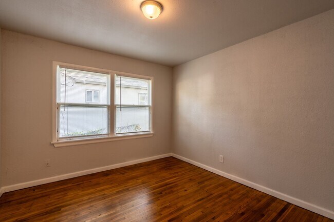 Building Photo - 3 Bed / 1 Bath in Tulsa!