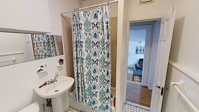 Building Photo - Somerville- 2.5 BR Apartment - 9/1/26 - NO FEE