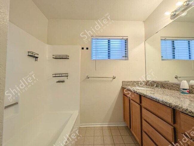 Building Photo - 2 Bed 1 Bath No one Above You