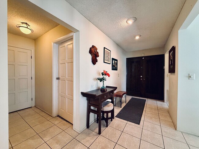 Building Photo - Available August 1st! Beautiful fully furnished single-story home located in the prestigious Span...