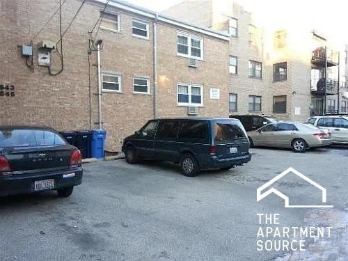 Building Photo - 1643 W Sherwin Ave