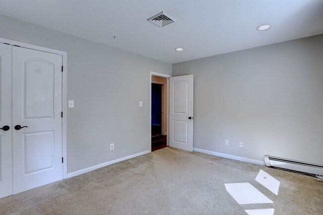 Building Photo - 4 Bedroom 2 Bath Hanover Home w- 2-Car Gar...