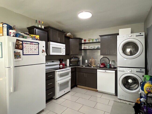 Building Photo - 3 Bedroom for Lease June 1