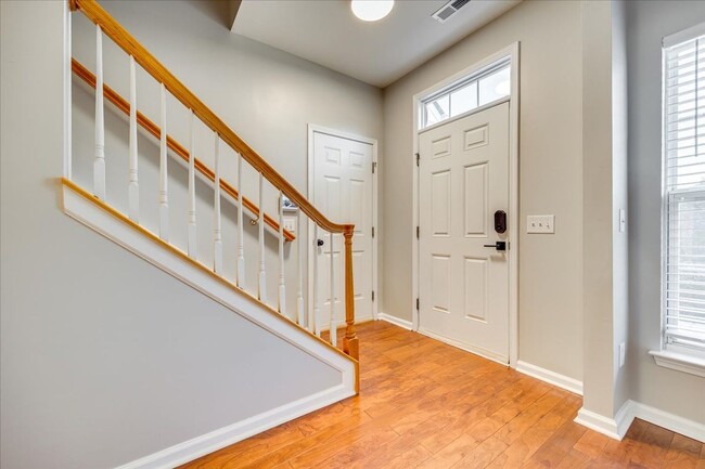 Building Photo - Fabulous 3 bedroom 2.5 bath townhome in Au...