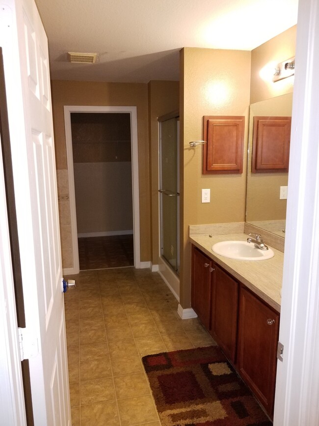 Building Photo - Spacious and Well-Maintained 4-Bedroom Hom...