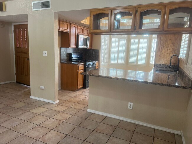 Building Photo - Incredible 4 bedroom, 2 1/2 bath home in East El Paso!!