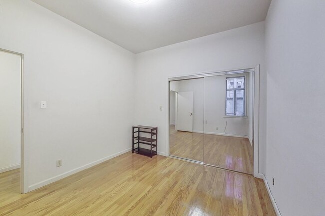 Building Photo - Spacious 1BD/1BA with Hardwood Floors