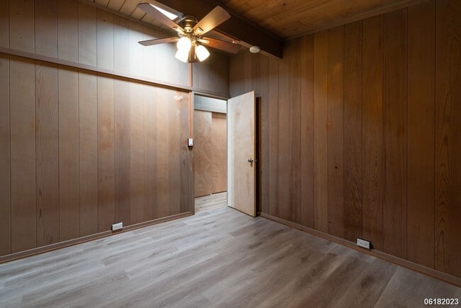 Building Photo - Fully Renovated 3BR/2BA/2Car Garage in Pea...