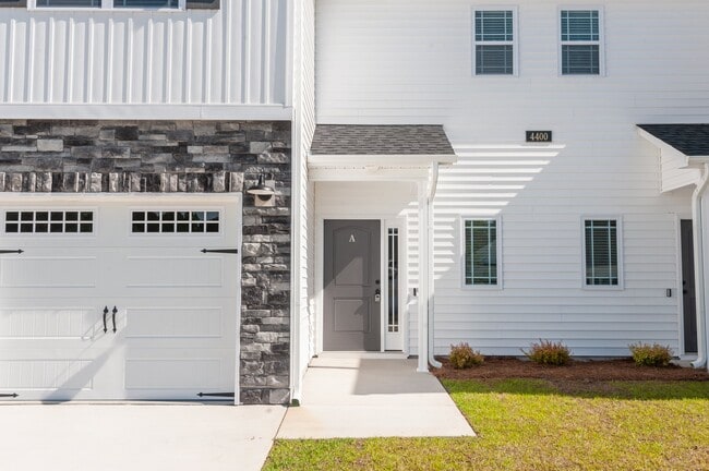 Building Photo - 4400 Laurel Rdg Dr