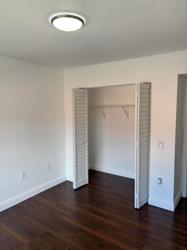 Building Photo - 409 Villa Cir