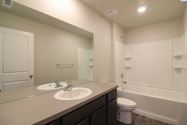 Building Photo - Newer Construction! 4 Bed/2.5 Bath Home
