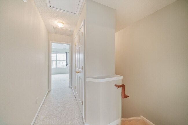Building Photo - Bright and sunny 2 bed/2.5 bath townhome in great Durham location!