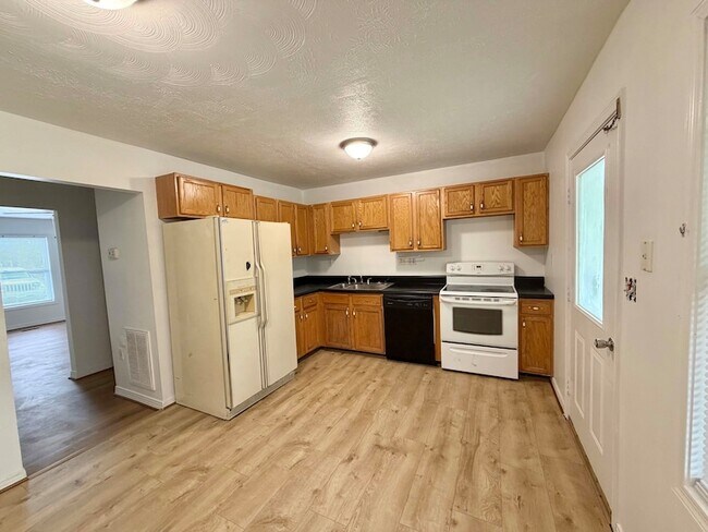 Building Photo - 116 T-Bird Ln