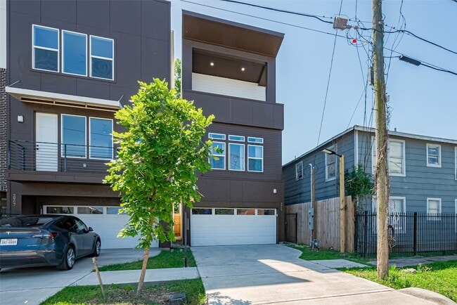 Building Photo - 2909 Nagle St