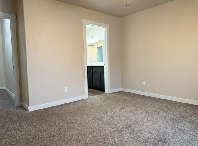 Building Photo - Beautiful Kalispell Home