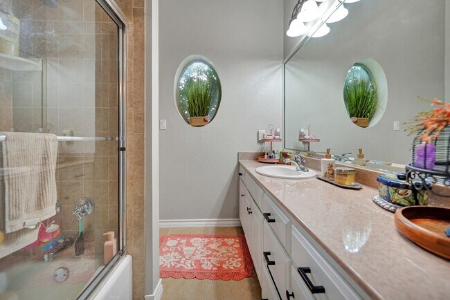 Building Photo - 5 Muirfield Dr