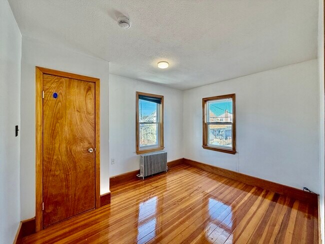 Building Photo - 156 Main St