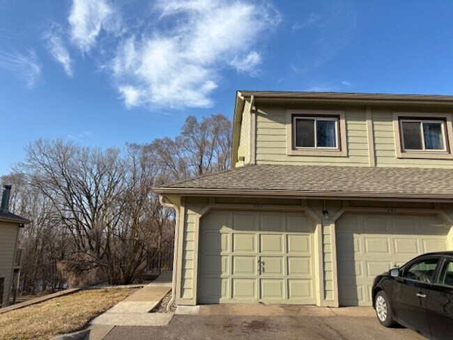 Building Photo - X-LARGE 1 BR/1 BA Condo Available 5/1 in a Beautiful St. Paul Neighborhood!