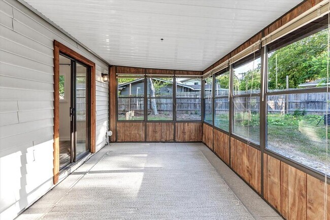Building Photo - 8604 Brookfield Dr
