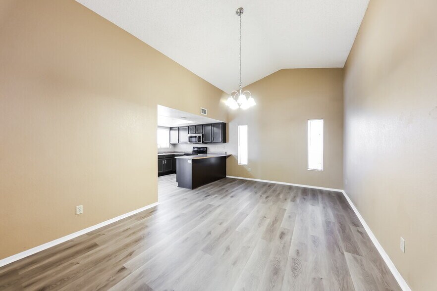 Building Photo - 8539 W Diana Ave