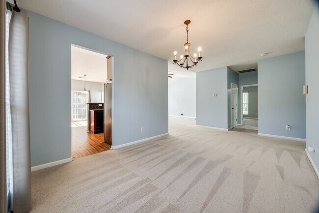 Building Photo - Well maintained 3 bedroom 2 bath home with...