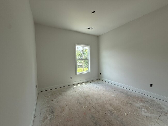 Building Photo - Modern New Build Minutes from Downtown Cha...