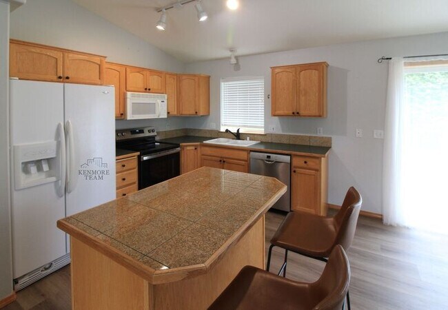 Building Photo - 1677 Foxglove Ave