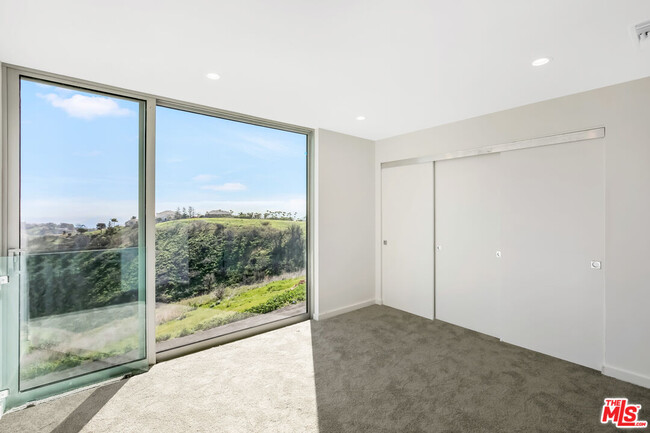 Building Photo - 28405 Via Acero St