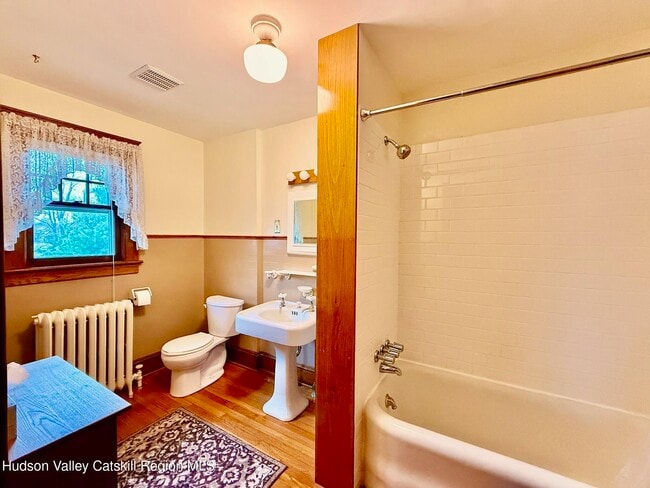 Building Photo - 421 Albany Ave