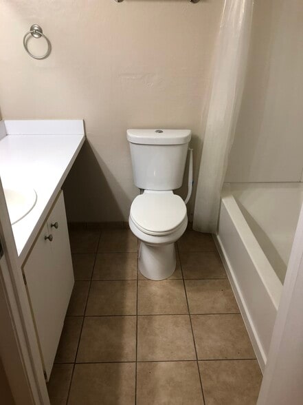 Private bathroom in each bedroom - 4000 SW 23rd