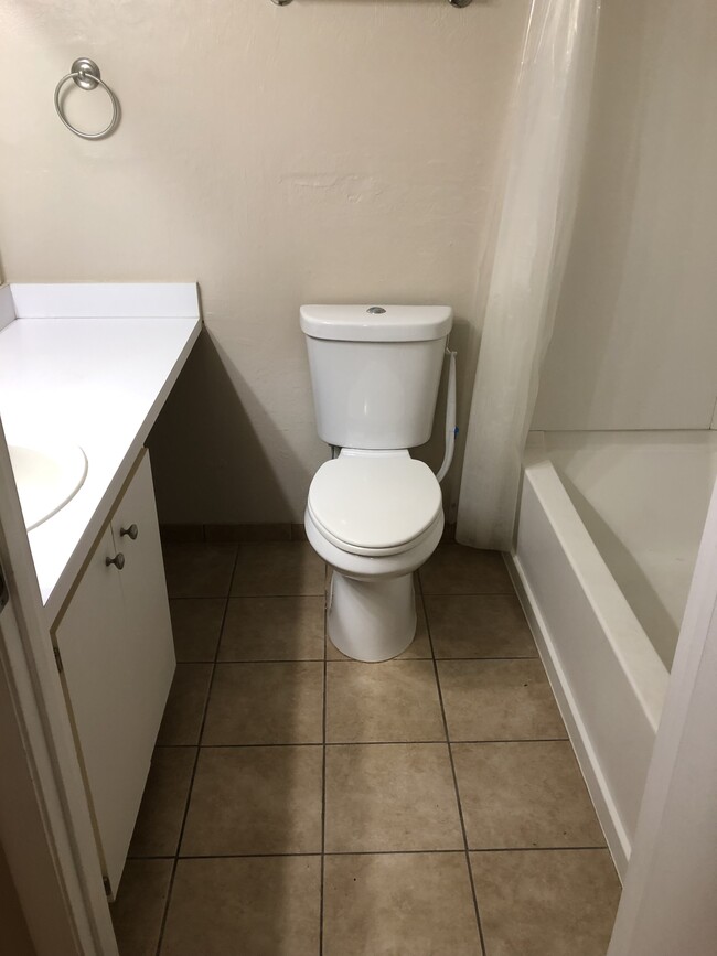 Private bathroom in each bedroom - 4000 SW 23rd St