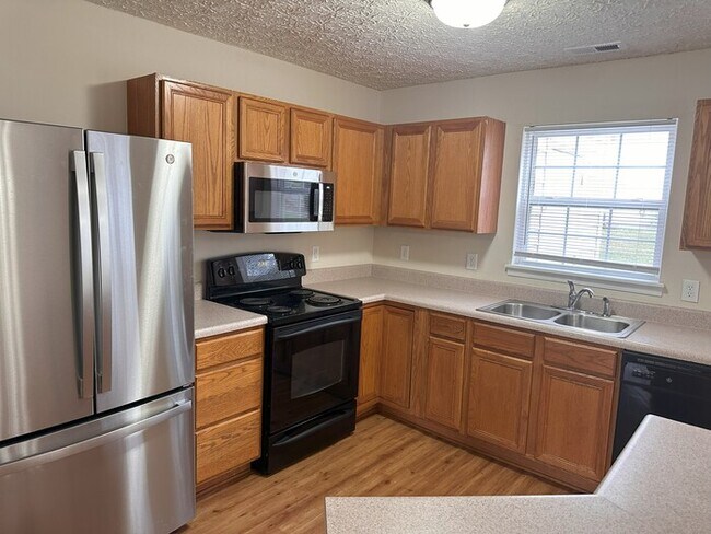 Building Photo - Great space in this 3 bedroom 2 and 1/2 bath end unit Townhome!